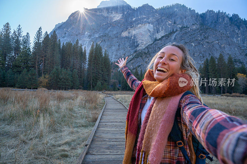 年轻女子在约塞米蒂山谷自拍-徒步旅行的女孩