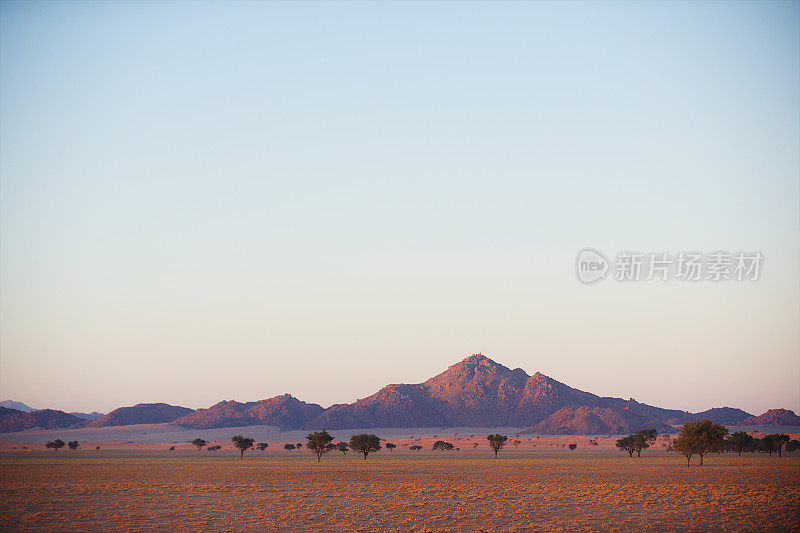 粉红色的纳米比亚山顶景观在日出