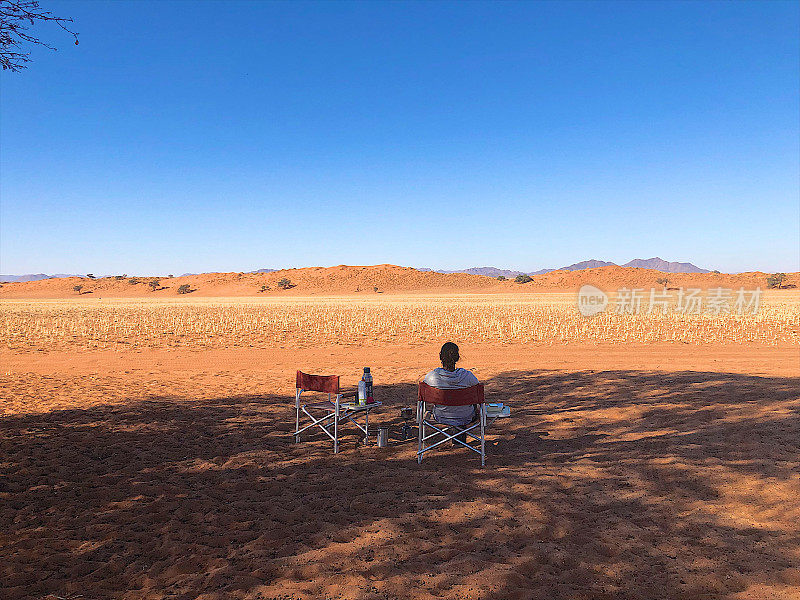沙漠里两个人的咖啡，一个人在等着