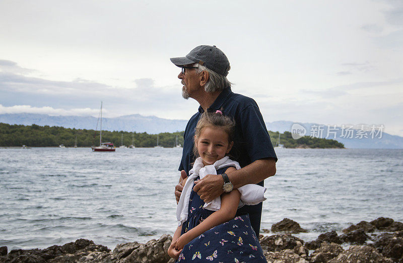 爷爷和孙女喜欢在海边散步