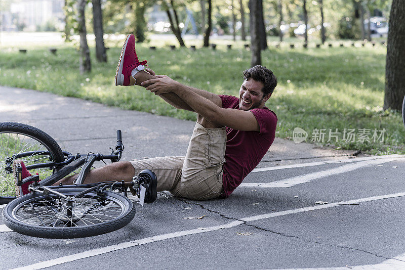 一名年轻的摩托车手遭遇了意外