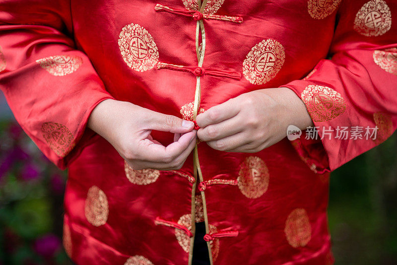 穿着中国传统服装参加婚礼的男子