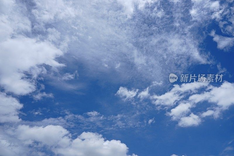 美丽的夏日天空和群山的剪影