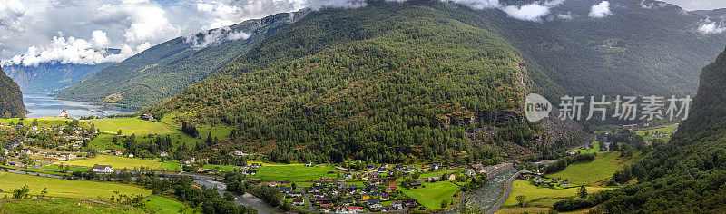 高分辨率的全景从一个高的视角俯瞰美丽的城镇Flam隐藏在挪威峡湾深处显示蓬松的云低悬在遥远的山区景观