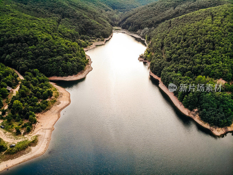 小湖在山上有水坝