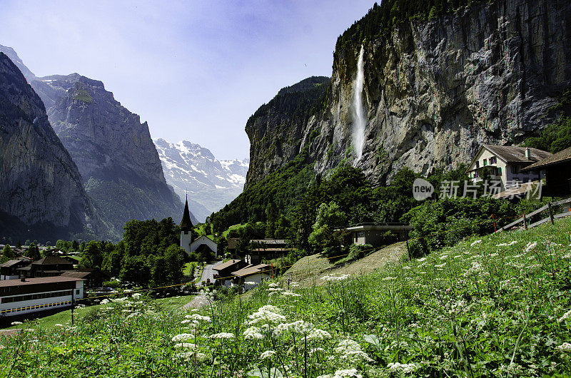 瑞士的Lauterbrunnen山村，有高耸的悬崖和瀑布。