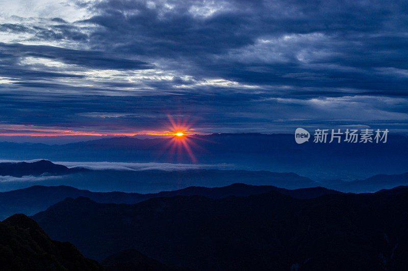 山梨县南阿尔卑斯基塔山的日落