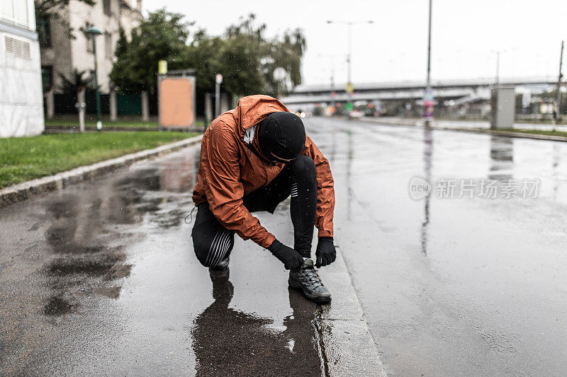 年轻的男运动员在户外跑步