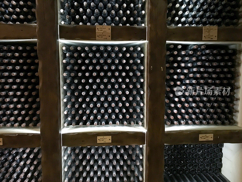 酒窖中用于储存酒瓶的大隔间。
