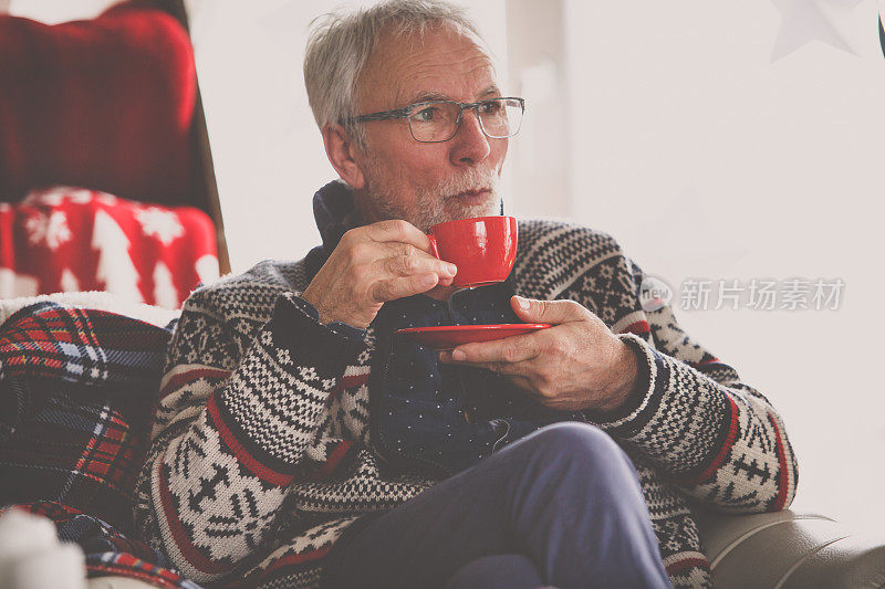 老人在家喝茶