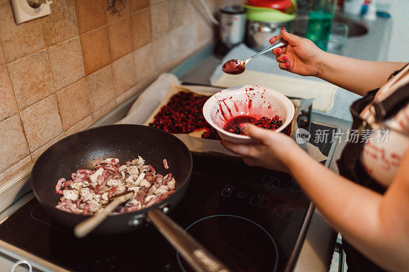 一个女人在厨房的平底锅里准备食物