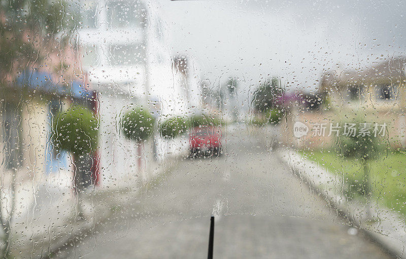 在雨天用挡风玻璃刮水器从公交车上看街道，厄瓜多尔