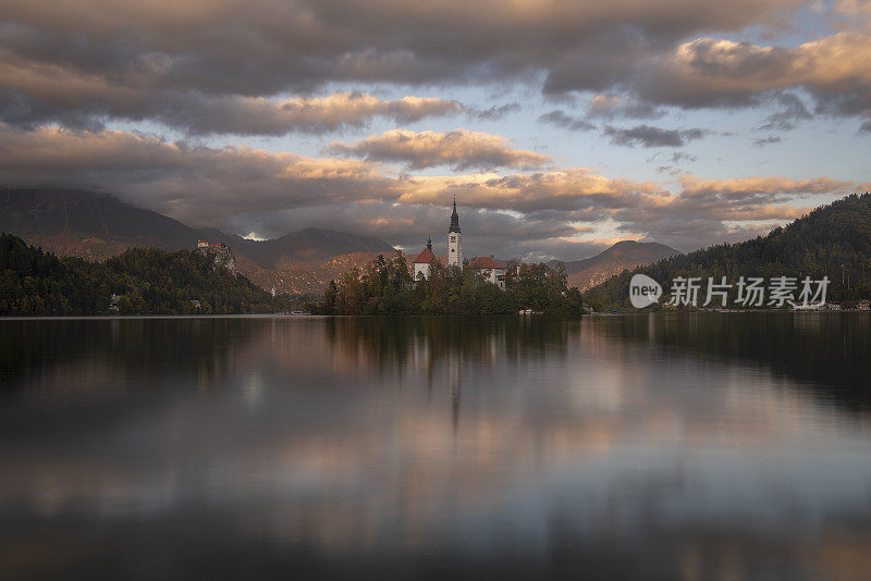 日落时流血的湖，流血的岛屿和多云和彩色的天空斯洛文尼亚浪漫的气氛