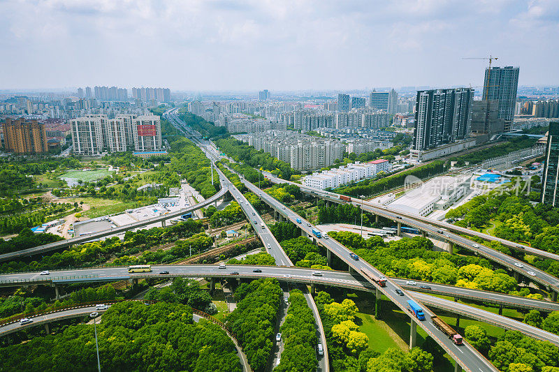 高架桥在城市里