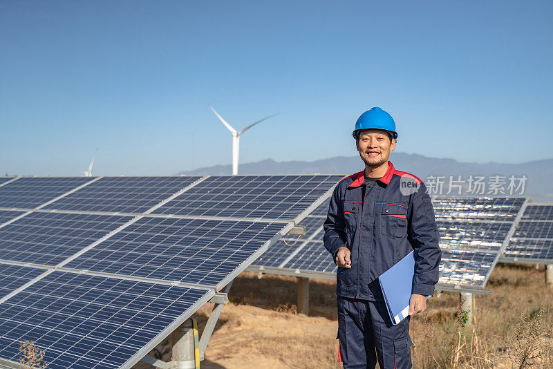 太阳能发电厂工程师正在检查