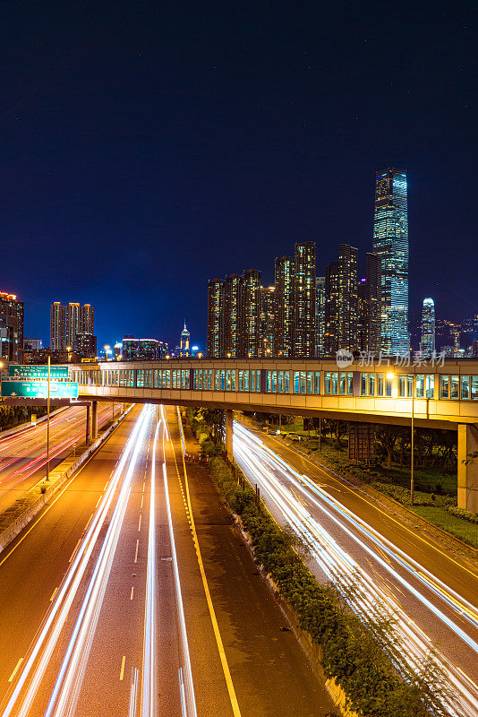 在夜晚行驶的汽车与模糊的灯光通过城市