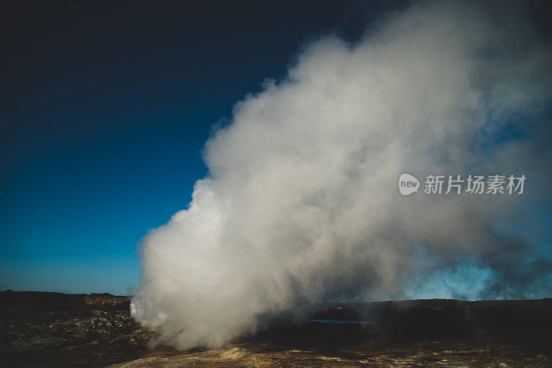 Hverarond地热区域。嘶嘶的蒸汽喷口