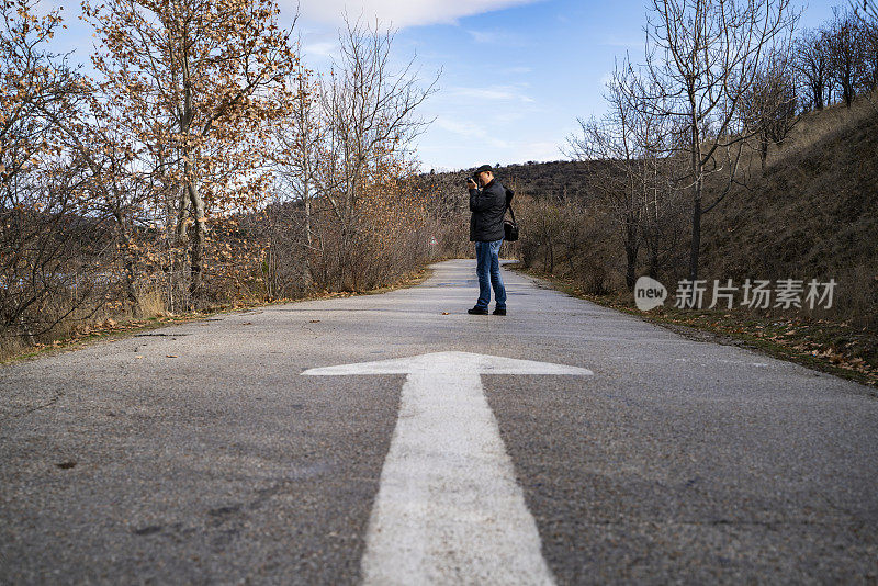 情侣们在秋天的森林小路上散步