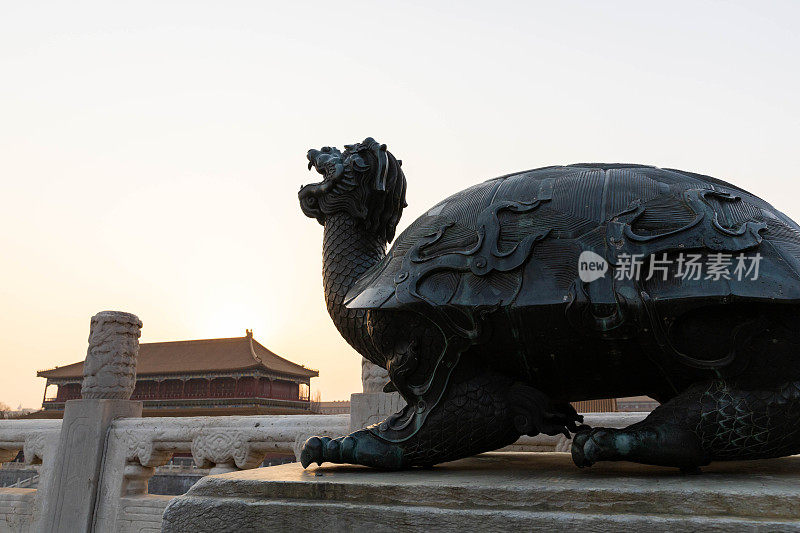 北京紫禁城青铜龙龟雕像