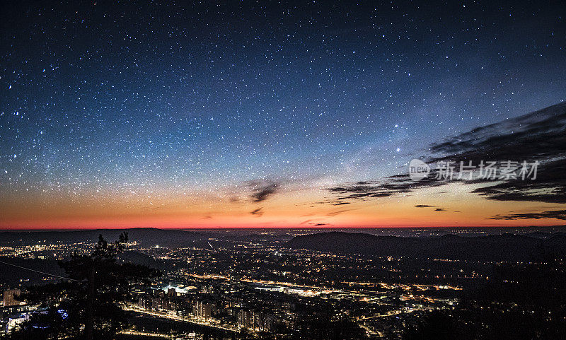 城市上空的星光日落