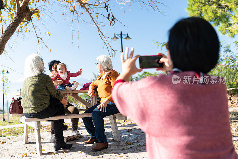 年长和成熟的成年妇女有美好的时间与可爱的蹒跚学步的宝贝女孩