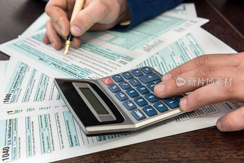 用计算器负责财务文件税务表格1040的填报和核算。税的时候了。
