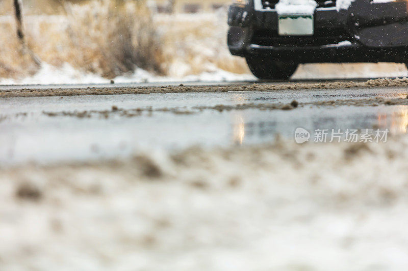 在冰雪潮湿的道路上驾驶美国西部冬季旅行系列