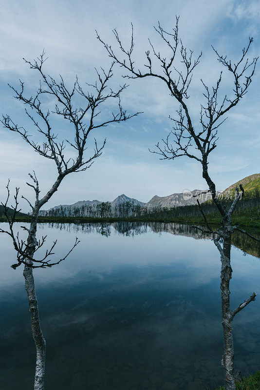 日落时的湖景