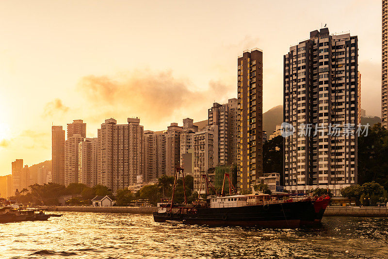 香港仔湾海港的日落景致。阿伯丁