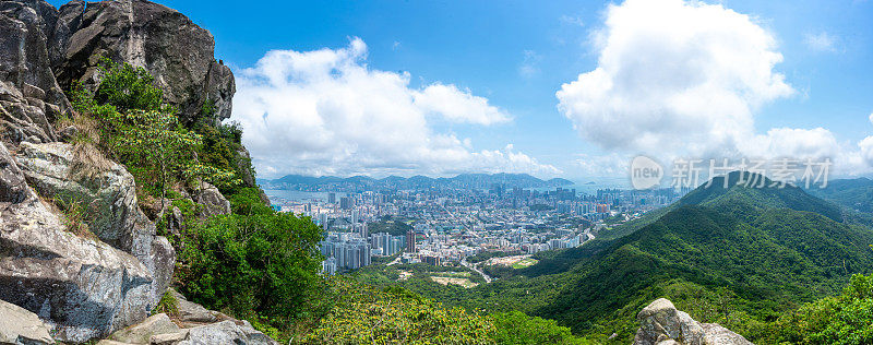 以城市为背景的香港狮子山无人机视图