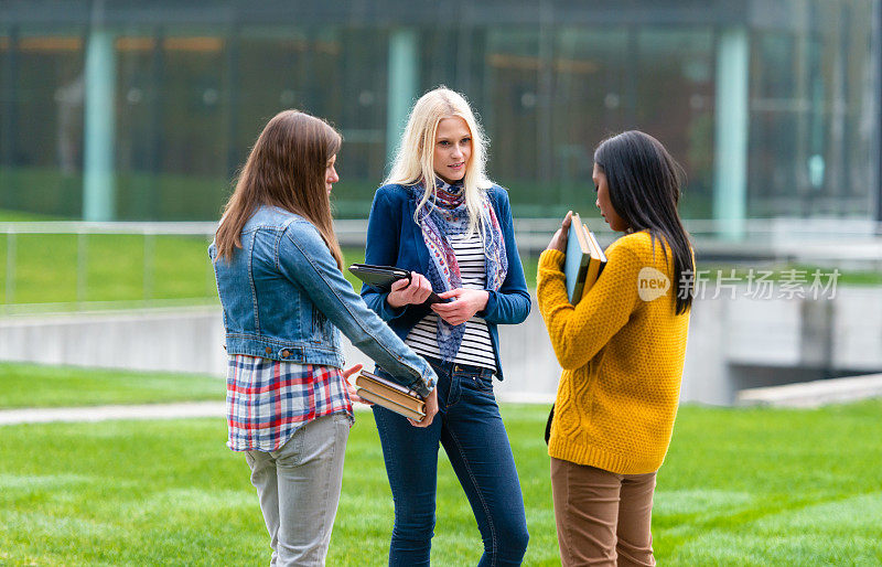 三个女学生下课后在公园里聊天