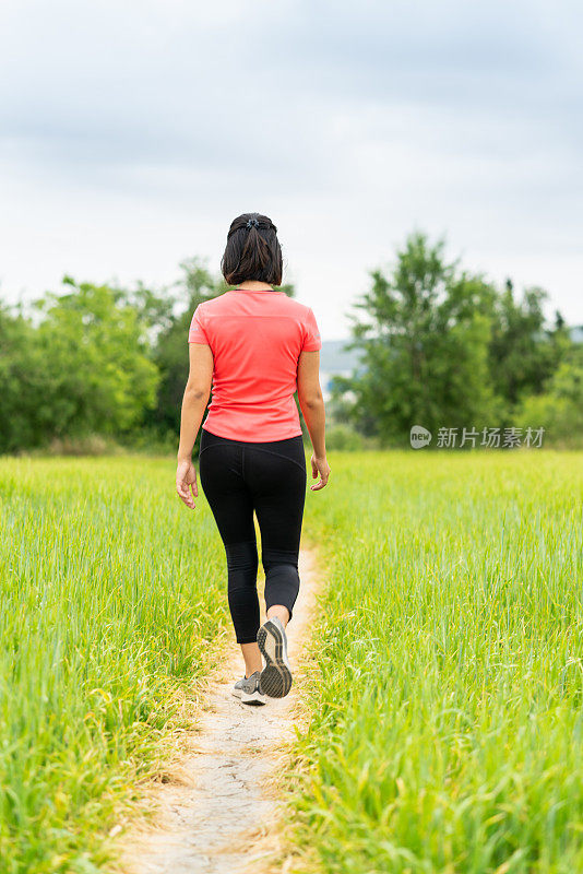 女人在户外慢跑