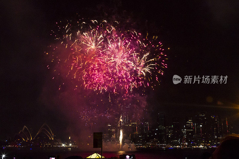 悉尼海港大桥在2020年新年前夜的烟花欢迎秀上