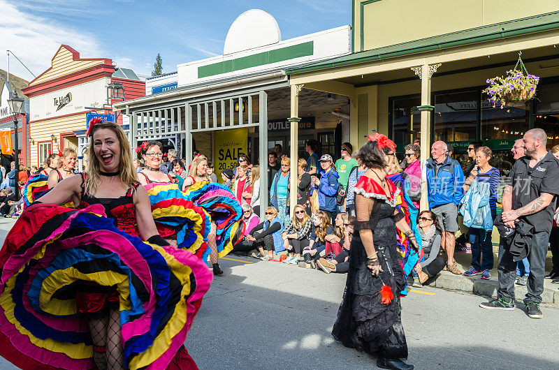 新西兰，箭镇——2016年4月23日:箭镇秋季节期间，白金汉街会有游行活动，人们可以看到观看和享受游行。