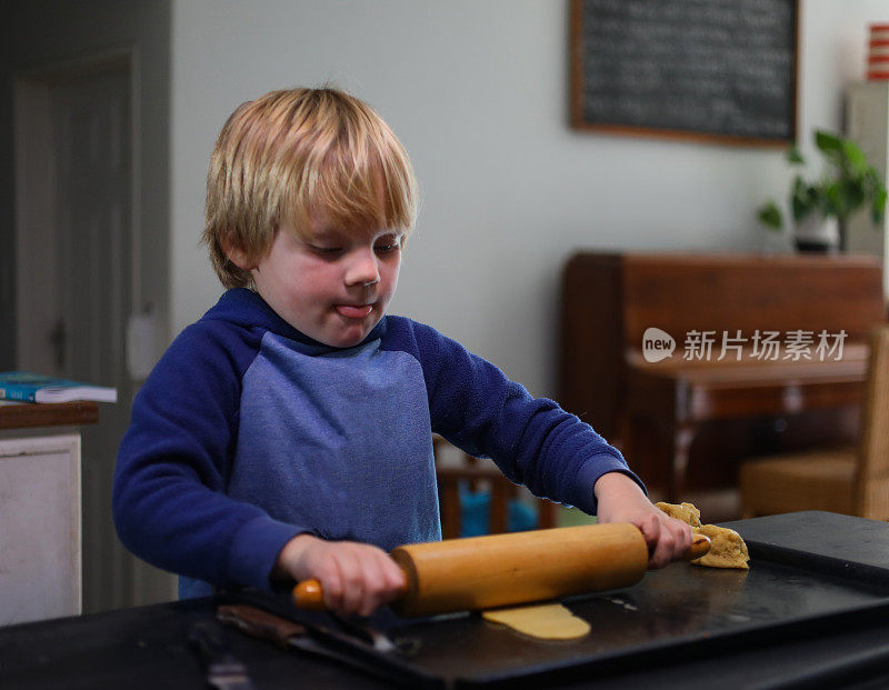 一个小男孩在烤饼干