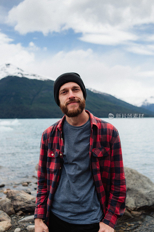 一名男子站在莫雷诺冰川附近观看阿根廷湖的风景