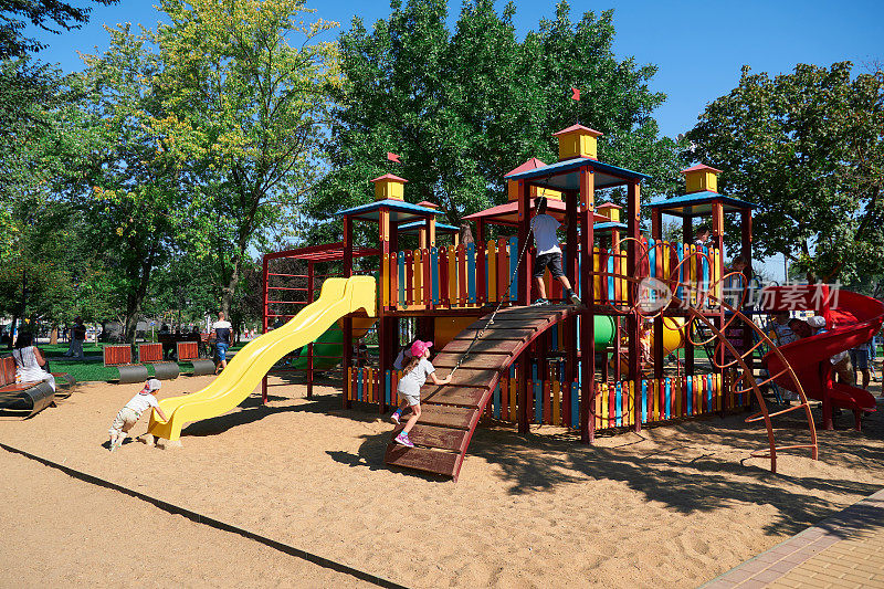 城市公园里的儿童游乐场，让人们放松，让孩子们玩耍，各种秋千和旋转木马