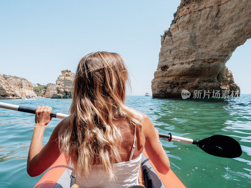 女人在独木舟上的后视图