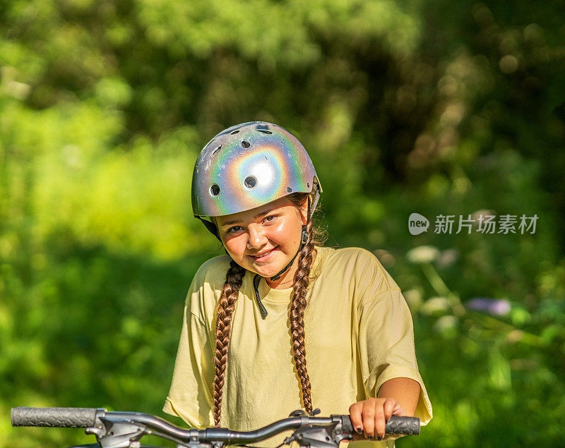 12岁的女孩在乡下骑自行车