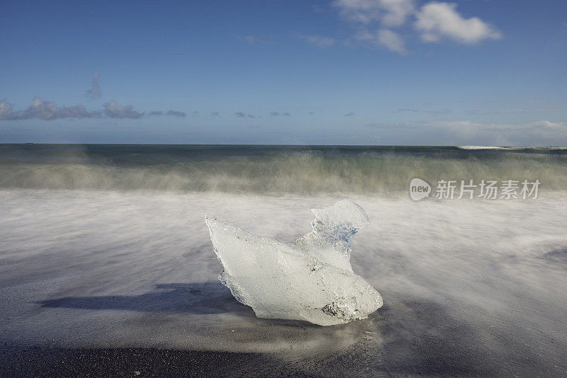 被冲上岸的冰在冰岛的火山海滩上形成