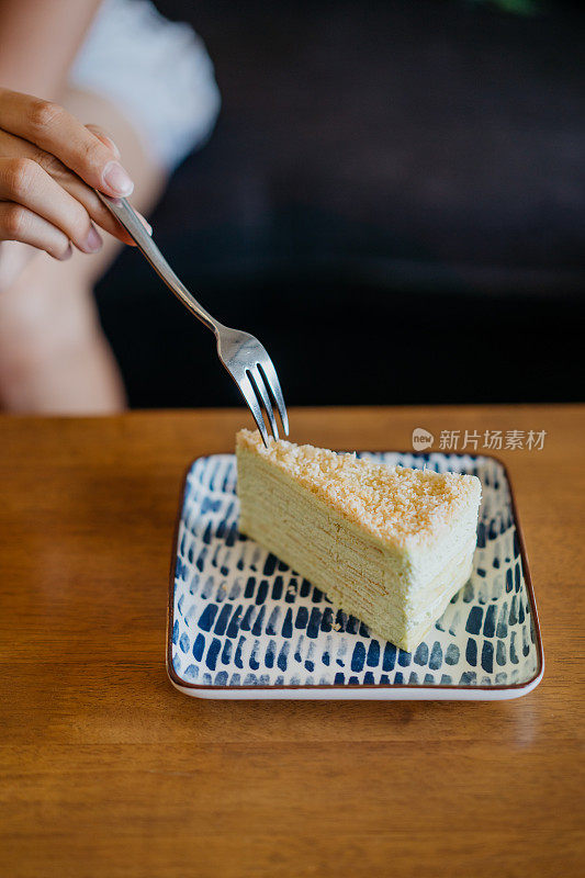 在咖啡馆吃薄饼的女人