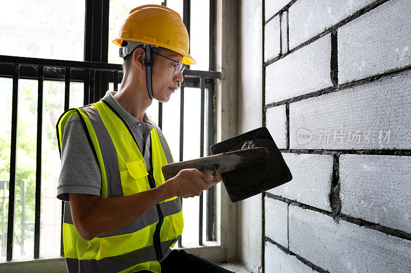 亚洲中年男性建筑工人在建筑工地