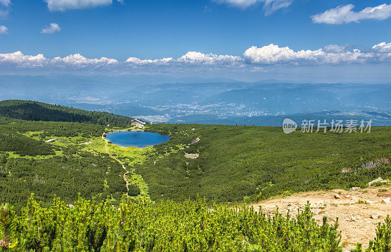 皮林山的Bezbog小屋和湖泊。