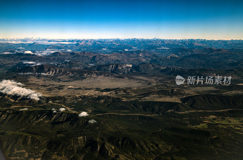 欧洲阿尔卑斯山和山麓蔚蓝海岸晨景