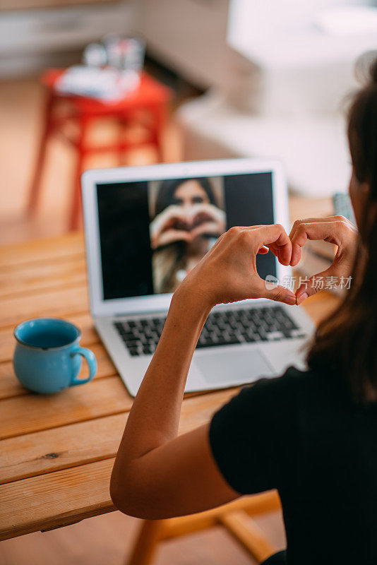 两个美丽的女人视频聊天和发送他们的爱对方