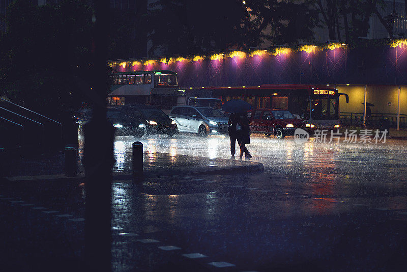 在暴雨中行人过马路