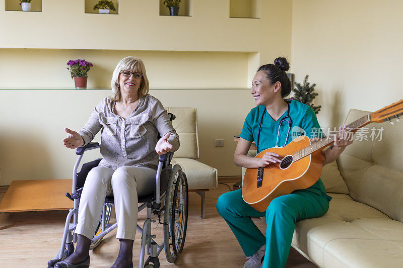残疾老年妇女和女性照顾者一起度过放松的时间。