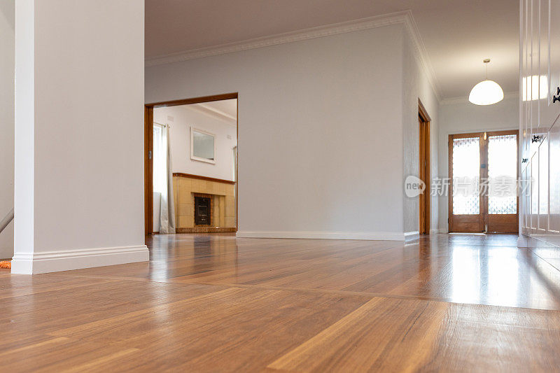 新装修的客厅，抛光木地板