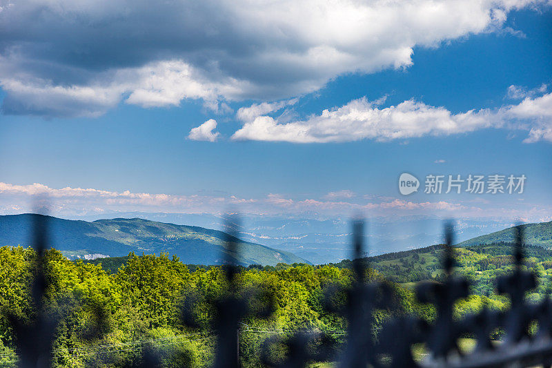 法国大自然在春天连绵起伏的山峦和阿尔卑斯山脉