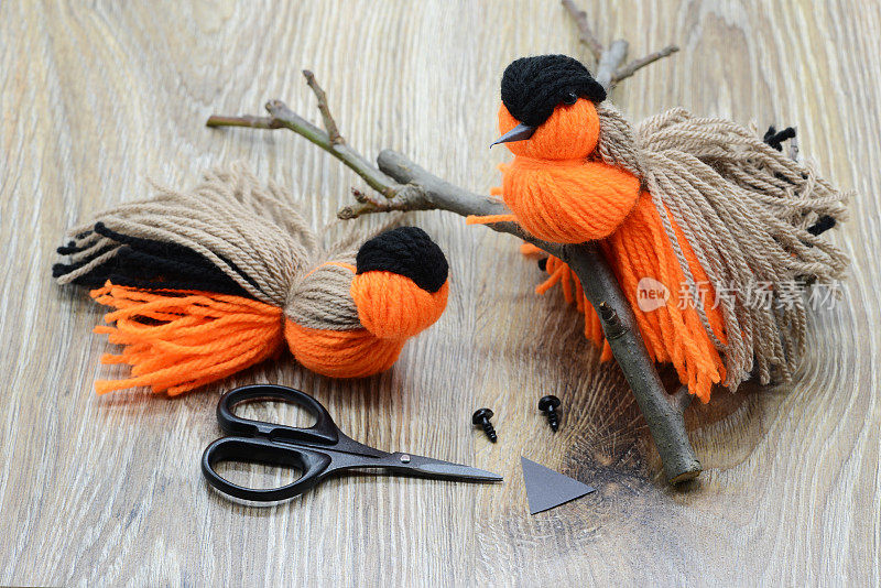 羊毛鸟的工艺说明。用毛线和毛结做一只红腹灰雀。纱鸟